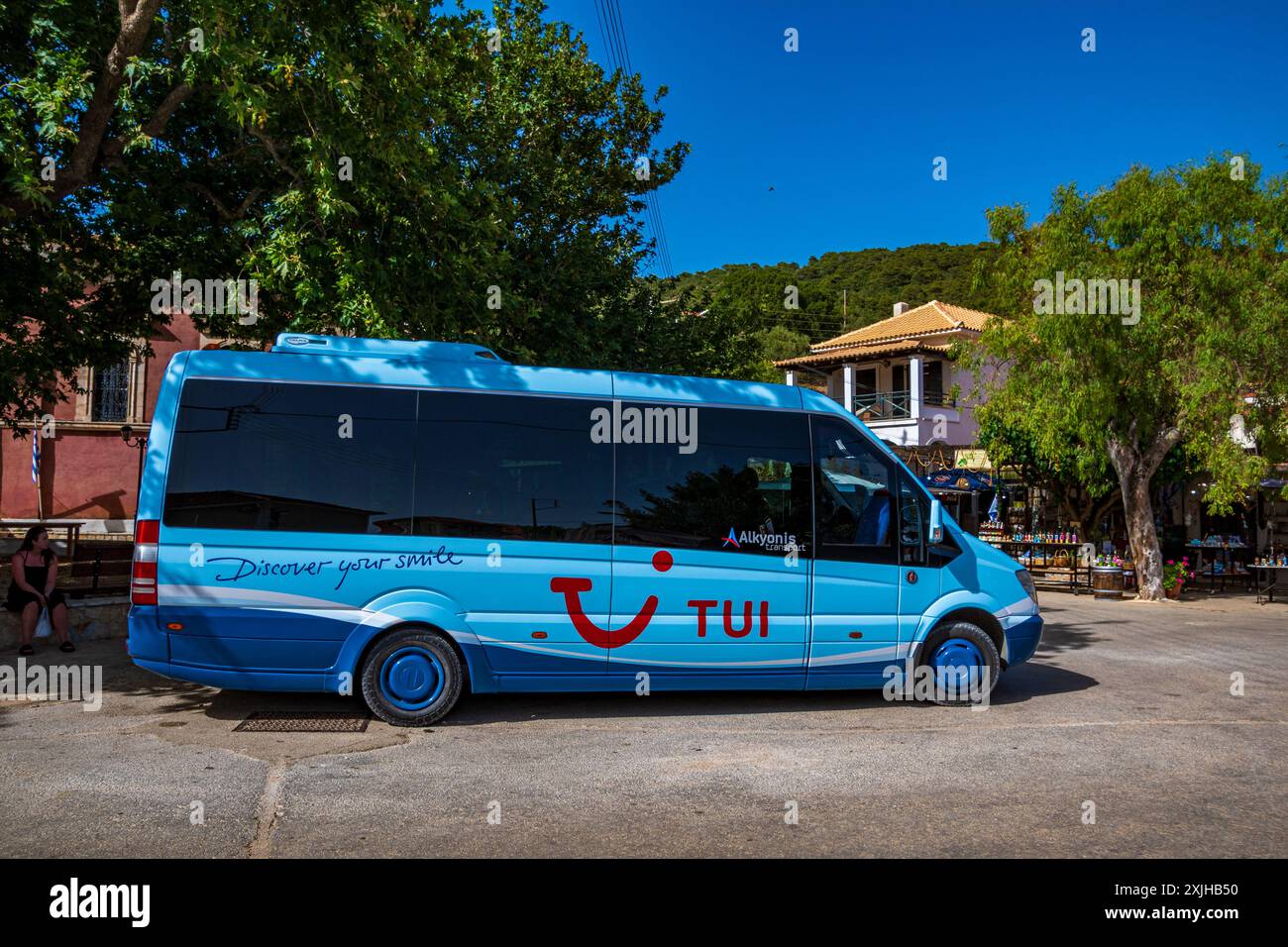 Zakynthos, Griechenland - 6. Juni 2024: Minibus von Alkyonis Transport in Zakynthos. Es ist ein Transportdienstleister, der eine Vielzahl von Reisen-r Stockfoto