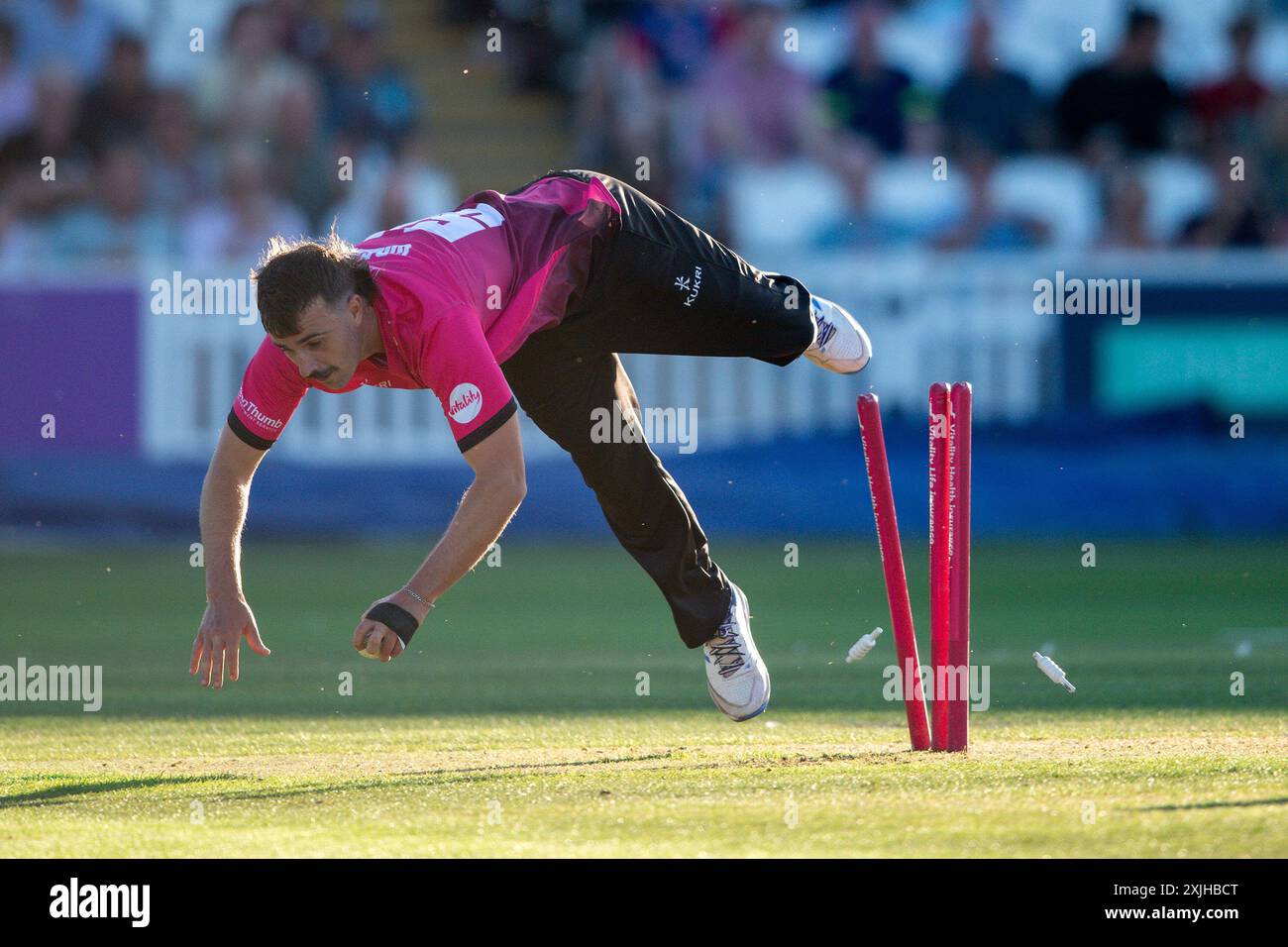 Taunton, Großbritannien. 18. Juli 2024. Ben Green von Somerset versucht, Tymal Mills während des Vitality Blast-Spiels zwischen Somerset und Sussex Sharks auf dem Cooper Associates County Ground auszuschalten. Quelle: Dave Vokes/Alamy Live News Stockfoto