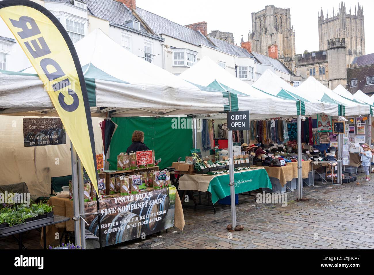 Wells Stadtzentrum, Markttag mit Markthändlern auf dem Platz, einschließlich Uncle Dicks Fine Somerset Cider Stand, Somerset, England, Großbritannien Stockfoto