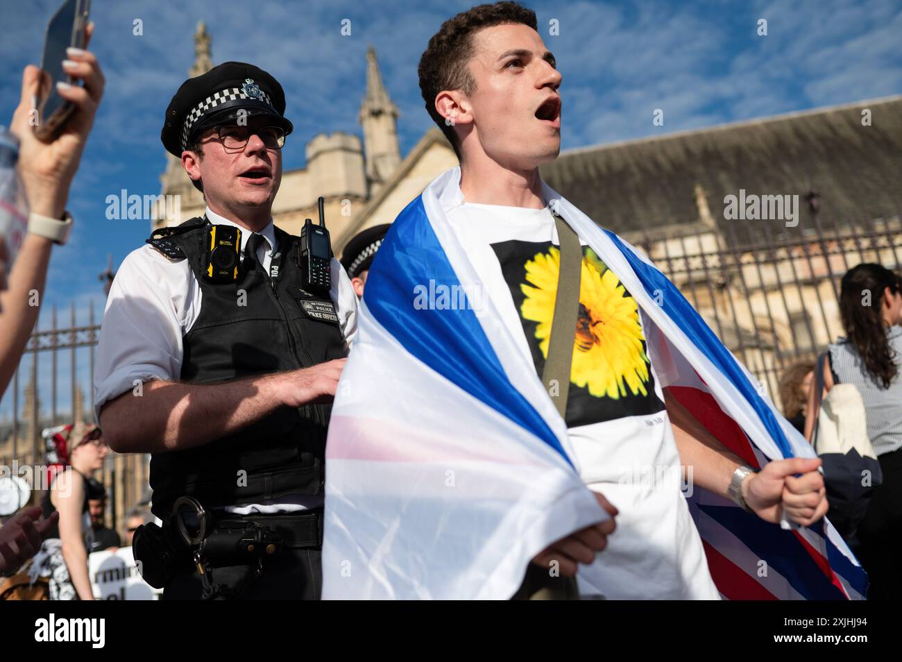 London, Großbritannien. Juli 2024. Ein pro-israelischer Gegenprotestierer wird während der Kundgebung von der Polizei weggeführt. Pro-palästinensische Aktivisten versammelten sich auf dem Parlamentsplatz und schlossen sich dem Parlament an, um gegen den Krieg in Gaza zu protestieren und um einen sofortigen Waffenstillstand zu bitten. (Foto: David Tramontan/SOPA Images/SIPA USA) Credit: SIPA USA/Alamy Live News Stockfoto