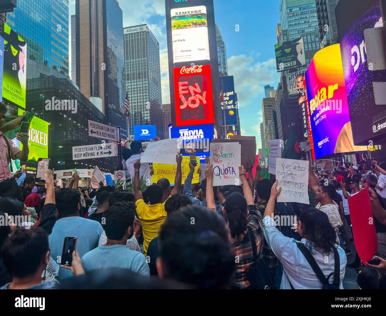 New York, Usa. Juli 2024. Hunderte versammelten sich auf dem Times Square in New York City, um sich solidarisch mit Studenten in Bangladesch zu zeigen, die an Protesten gegen die Quoten in ganz Bangladesch teilnahmen. Quelle: Ryan Rahman/Alamy Live News Stockfoto