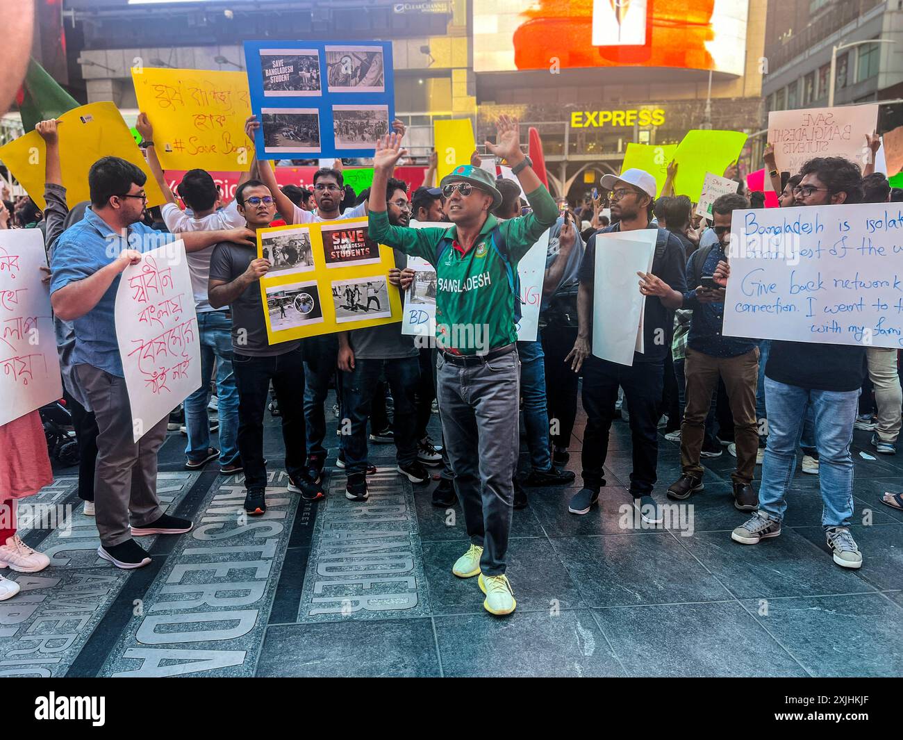 New York, Usa. Juli 2024. Hunderte versammelten sich auf dem Times Square in New York City, um sich solidarisch mit Studenten in Bangladesch zu zeigen, die an Protesten gegen die Quoten in ganz Bangladesch teilnahmen. Quelle: Ryan Rahman/Alamy Live News Stockfoto