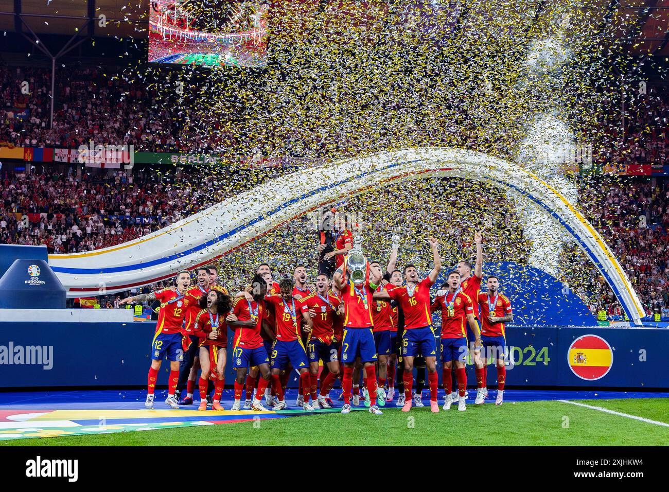 Berlin, Deutschland. Juli 2024. Das spanische Team feiert mit Henri Delaunay Trophy während der Zeremonie nach dem Endspiel der UEFA EURO 2024 zwischen Spanien und England im Olympiastadion Berlin. Endstand: Spanien 2:1 England. (Foto: Mikolaj Barbanell/SOPA Images/SIPA USA) Credit: SIPA USA/Alamy Live News Stockfoto