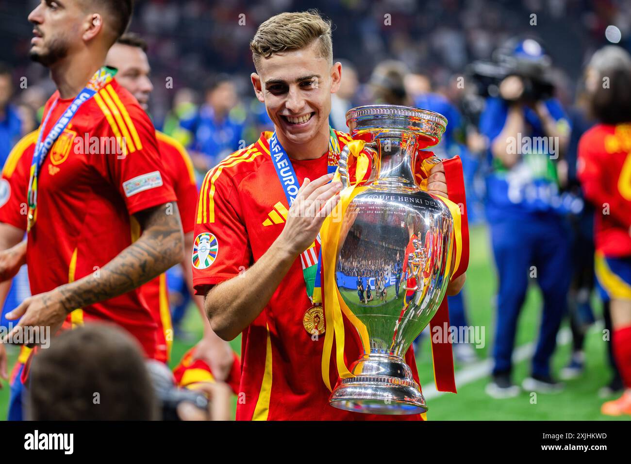 Berlin, Deutschland. Juli 2024. Fermin Lopez aus Spanien feiert mit Henri Delaunay Trophy während der Zeremonie nach dem Endspiel der UEFA EURO 2024 zwischen Spanien und England im Olympiastadion Berlin. Endstand: Spanien 2:1 England. (Foto: Mikolaj Barbanell/SOPA Images/SIPA USA) Credit: SIPA USA/Alamy Live News Stockfoto