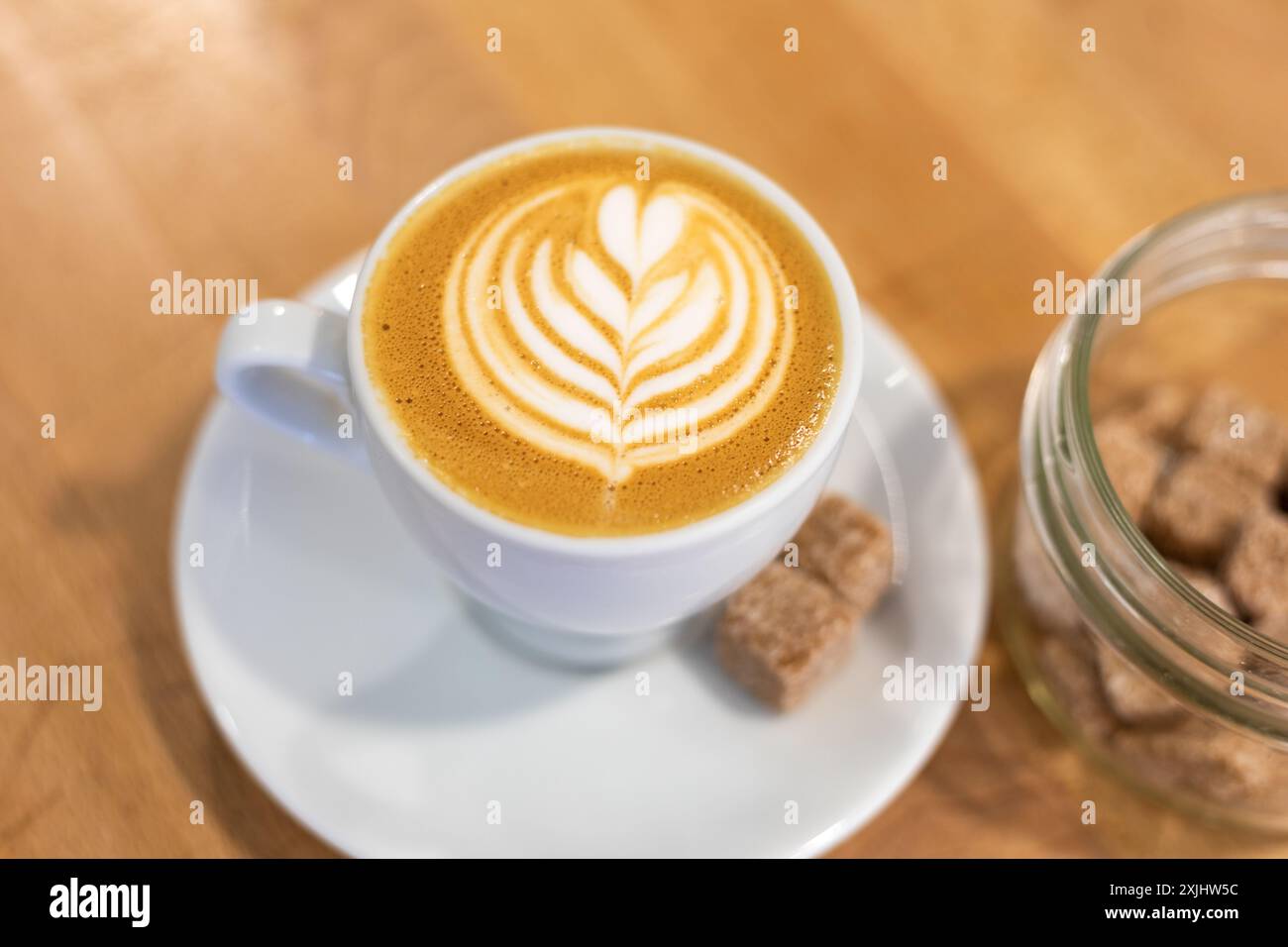 Cappuccino mit Kaffeekunst Stockfoto