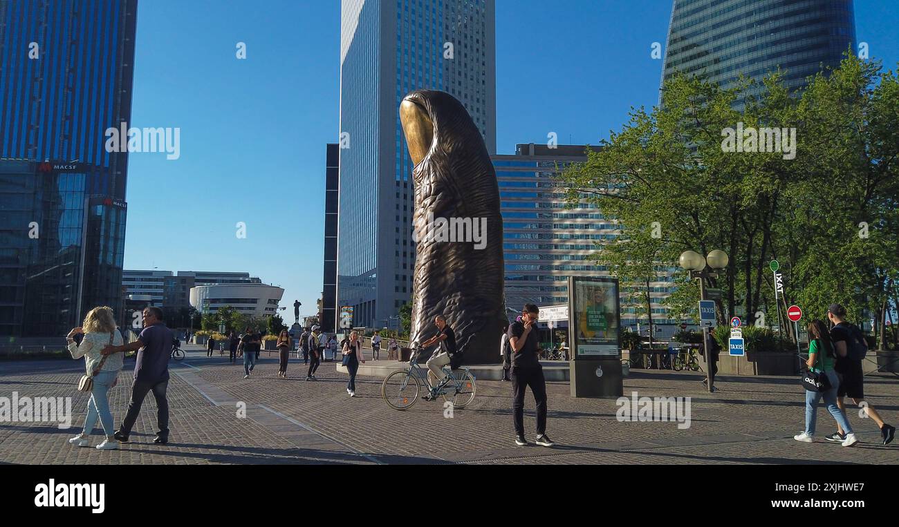 FRANKREICH. HAUTS-DE-SEINE (92) PUTEAUX. LA DEFENSE GESCHÄFTSVIERTEL. DER BERÜHMTE DAUMEN DES FRANZÖSISCHEN BILDHAUERS CESAR BALDACCINI (BEKANNT ALS CESAR) Stockfoto