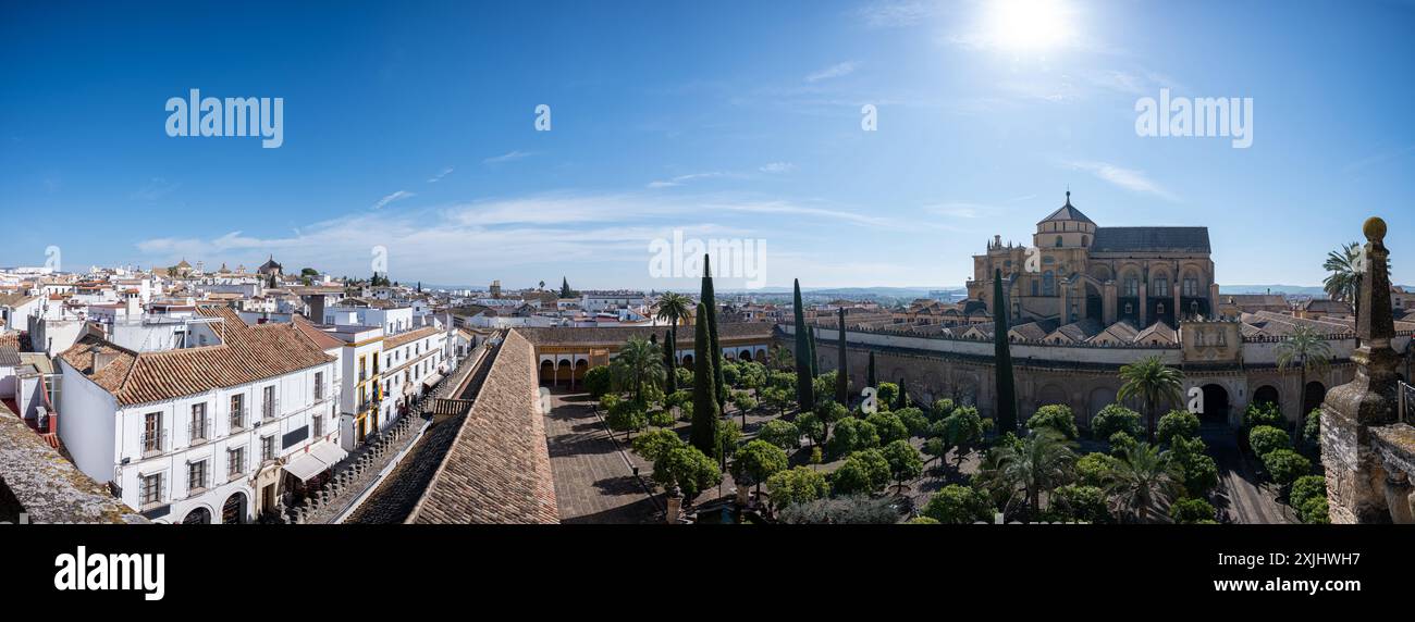 Panoramablick auf die Moschee-Kathedrale von Cordoba von oben in Spanien Stockfoto