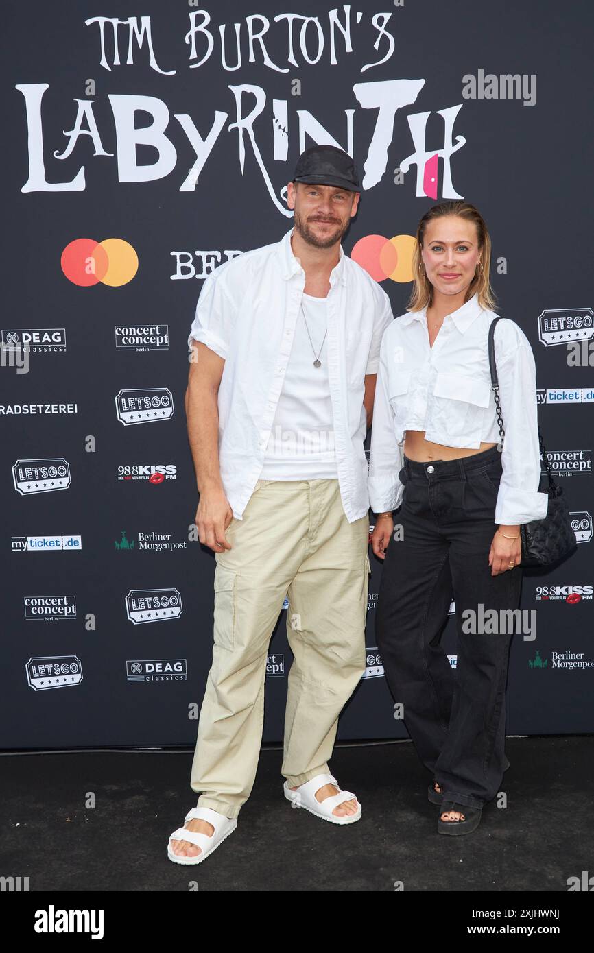 Frederic Heidorn und Sina Tkotsch - Tim Burton s Labyrinth - Berlin Premiere der Ausstellung in der Radsetzerei auf dem RAW-Gelaende in Berlin am 19.07.2024. Tim Burtons Labyrinth - Berlin Premiere *** Frederic Heidorn und Sina Tkotsch Tim Burtons Labyrinth Berlin Premiere der Ausstellung in der Radsetzerei in der RAW Gelaende in Berlin am 19 07 2024 Tim Burtons Labyrinth Berlin Premiere Stockfoto