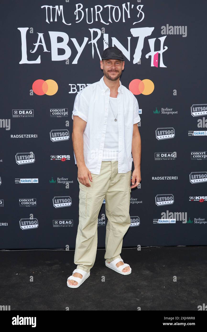 Frederic Heidorn - Tim Burton s Labyrinth - Berlin Premiere der Ausstellung in der Radsetzerei auf dem RAW-Gelaende in Berlin am 19.07.2024. Tim Burtons Labyrinth - Berlin Premiere *** Frederic Heidorn Tim Burtons Labyrinth Berlin Premiere der Ausstellung in der Radsetzerei in der RAW Gelaende in Berlin am 19 07 2024 Tim Burtons Labyrinth Berlin Premiere Stockfoto