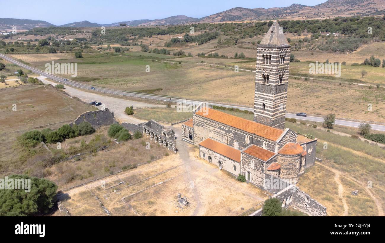 Drohnenblick auf die Basilika della Santissima Trinita di Saccargia in Codrongianos, Provinz Sassari auf Sardinien, Italien. Ein Römer aus dem 12. Jahrhundert Stockfoto