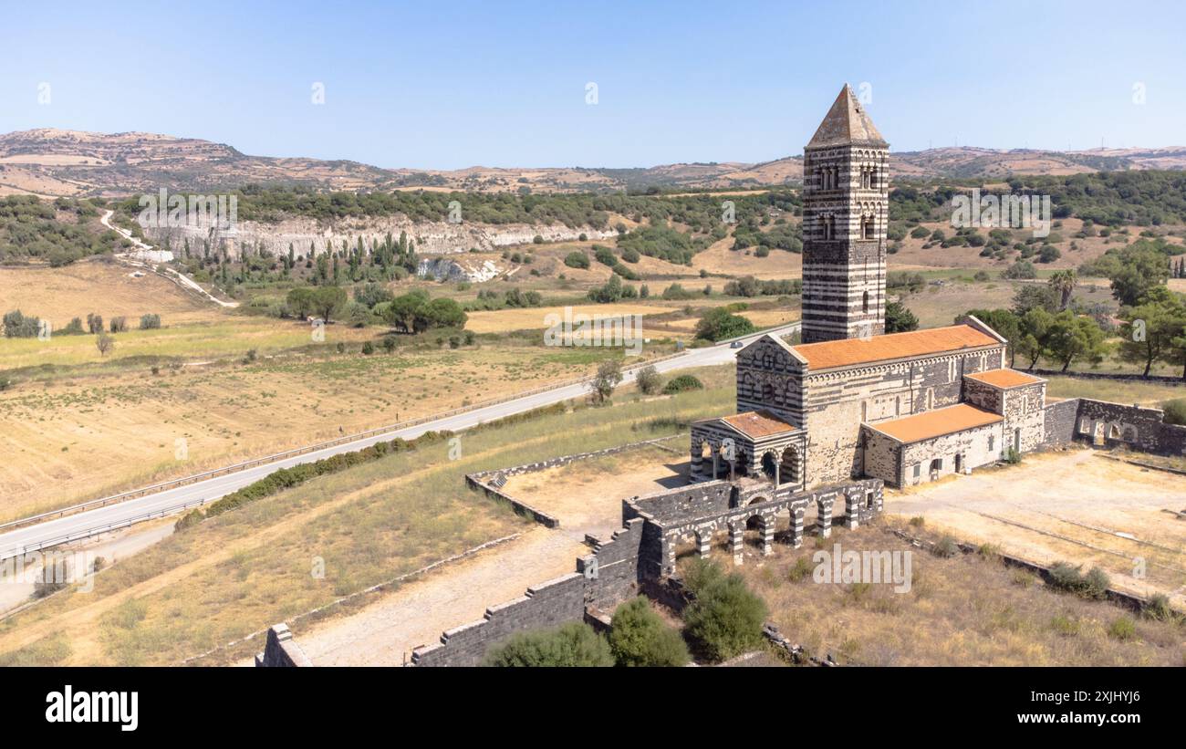 Aus der Vogelperspektive der Basilica della Santissima Trinità di Saccargia in Codrongianos im Norden Sardiniens, Italien. Ein romanischer Bau aus dem 12. Jahrhundert, W Stockfoto