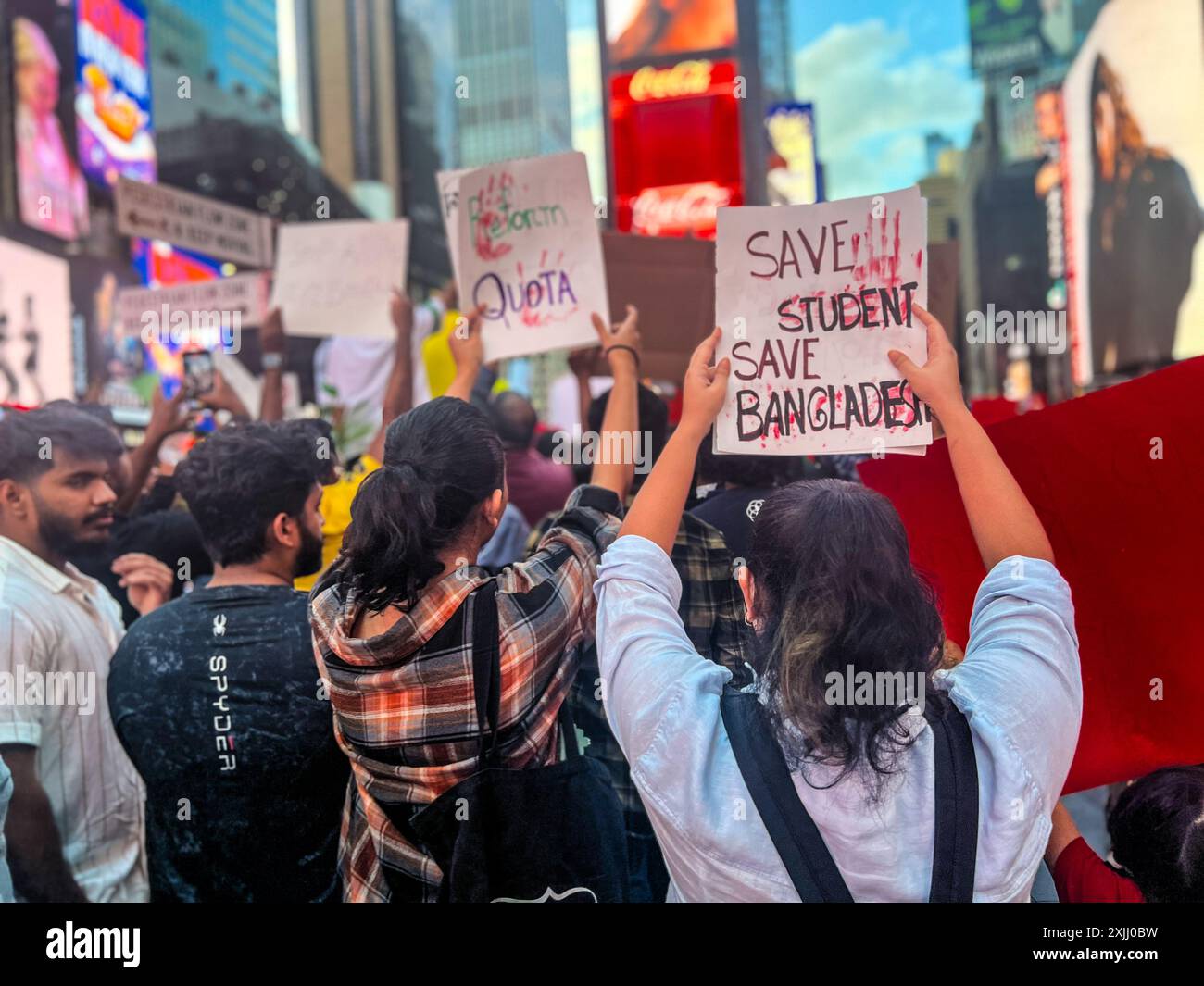 New York, New York, USA. Juli 2024. Hunderte versammelten sich auf dem Times Square in New York City, um sich solidarisch mit Studenten in Bangladesch zu zeigen, die an Protesten gegen die Quoten in ganz Bangladesch teilnahmen. (Kreditbild: © Ryan Rahman/Pacific Press via ZUMA Press Wire) NUR REDAKTIONELLE VERWENDUNG! Nicht für kommerzielle ZWECKE! Stockfoto