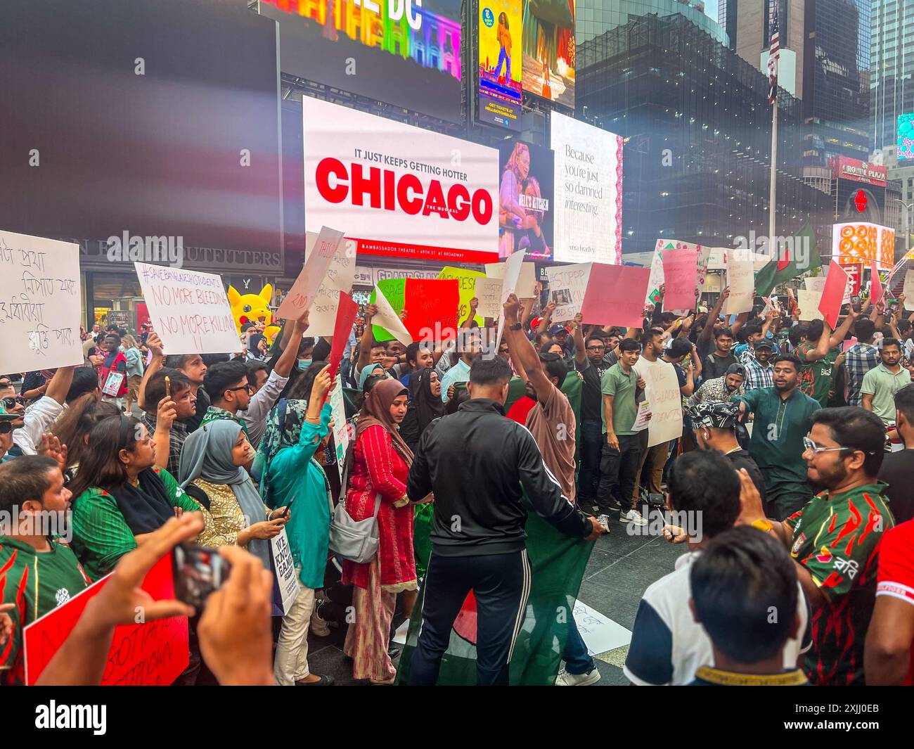 New York, New York, USA. Juli 2024. Demonstranten halten am Times Square in New York City Schilder, um sich solidarisch mit Studenten in Bangladesch zu zeigen, die an den Protesten gegen die Quoten in ganz Bangladesch teilnehmen. (Kreditbild: © Ryan Rahman/Pacific Press via ZUMA Press Wire) NUR REDAKTIONELLE VERWENDUNG! Nicht für kommerzielle ZWECKE! Stockfoto