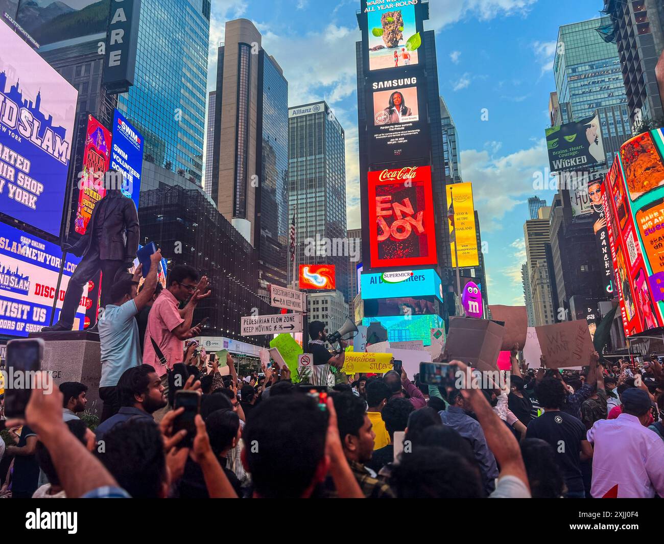 New York, New York, USA. Juli 2024. Hunderte versammelten sich auf dem Times Square in New York City, um sich solidarisch mit Studenten in Bangladesch zu zeigen, die an Protesten gegen die Quoten in ganz Bangladesch teilnahmen. (Kreditbild: © Ryan Rahman/Pacific Press via ZUMA Press Wire) NUR REDAKTIONELLE VERWENDUNG! Nicht für kommerzielle ZWECKE! Stockfoto