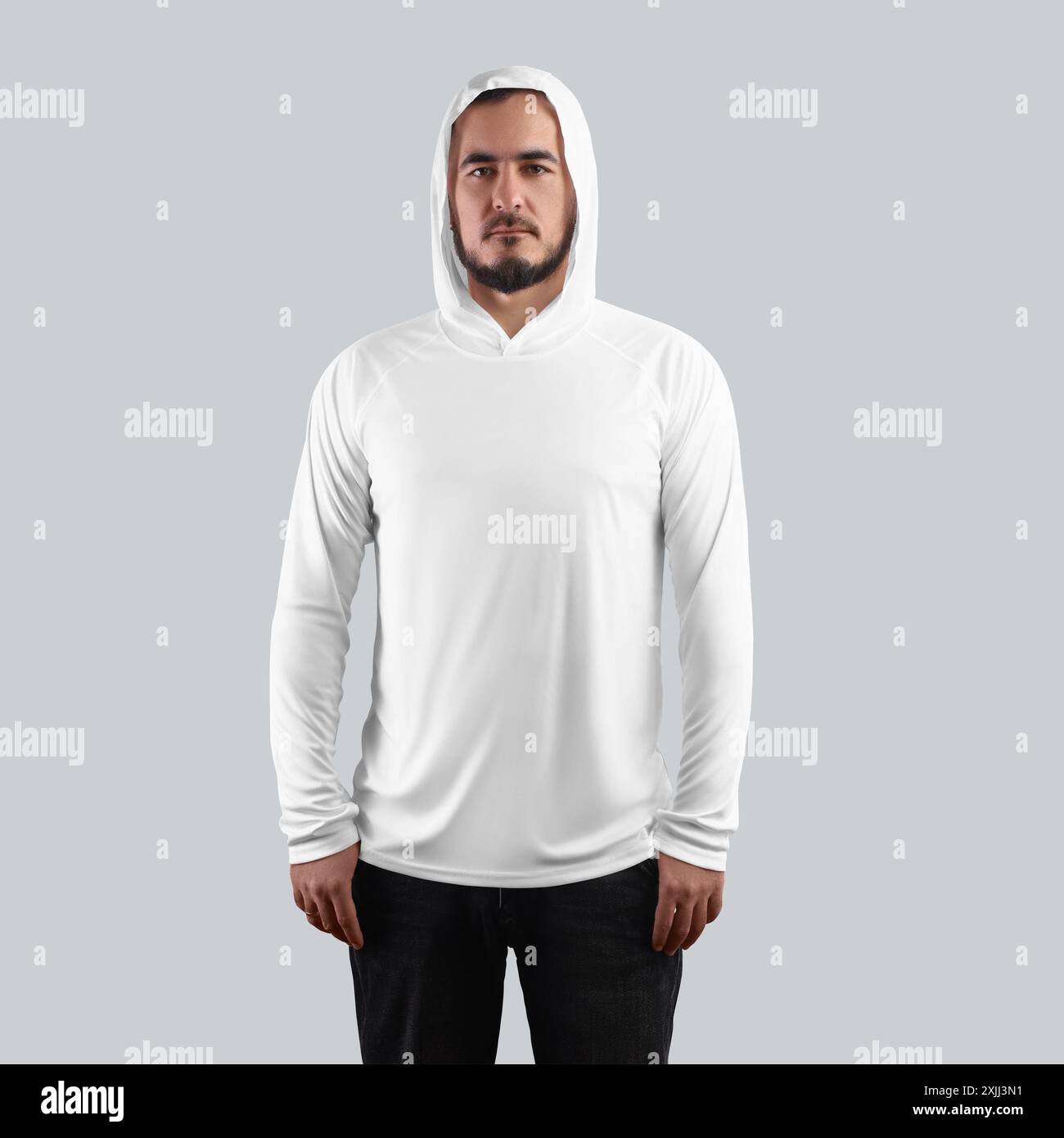 Modell des weißen Longsleeve Sonnenschutzes auf bärtigen Mann, Vorderansicht, Sommersportbekleidung, für Design, Druck, Muster, Branding. Vorlage für modisches Design Stockfoto