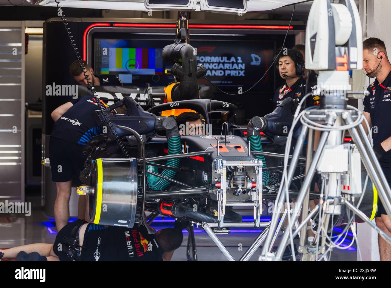 Hungaroring, Mogyorod, Ungarn. 18.Juli 2024; Redbull Racing F1-Wagen und Ingenieure in der Boxengasse während des Formel 1-Grand Prix von Ungarn Credit: Jay Hirano/AFLO/Alamy Live News Stockfoto