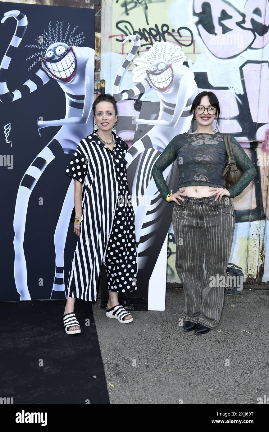 Anna Thalbach mit Tochter Nellie Thalbach bei der Premiere der internationalen Ausstellung von Tim Burtons Labyrinth in Berlin 18.07.2024 *** Anna Thalbach mit Tochter Nellie Thalbach bei der Premiere der internationalen Ausstellung von Tim Burtons Labyrinth in Berlin 18 07 2024 Stockfoto