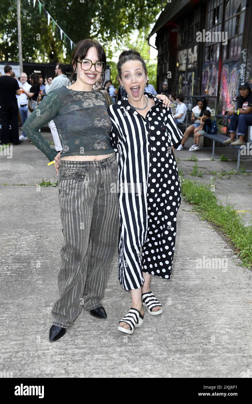 Anna Thalbach mit Tochter Nellie Thalbach bei der Premiere der internationalen Ausstellung von Tim Burtons Labyrinth in Berlin 18.07.2024 *** Anna Thalbach mit Tochter Nellie Thalbach bei der Premiere der internationalen Ausstellung von Tim Burtons Labyrinth in Berlin 18 07 2024 Stockfoto
