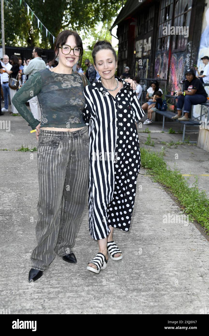 Anna Thalbach mit Tochter Nellie Thalbach bei der Premiere der internationalen Ausstellung von Tim Burtons Labyrinth in Berlin 18.07.2024 *** Anna Thalbach mit Tochter Nellie Thalbach bei der Premiere der internationalen Ausstellung von Tim Burtons Labyrinth in Berlin 18 07 2024 Stockfoto