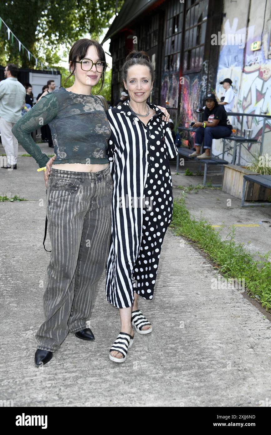 Anna Thalbach mit Tochter Nellie Thalbach bei der Premiere der internationalen Ausstellung von Tim Burtons Labyrinth in Berlin 18.07.2024 *** Anna Thalbach mit Tochter Nellie Thalbach bei der Premiere der internationalen Ausstellung von Tim Burtons Labyrinth in Berlin 18 07 2024 Stockfoto