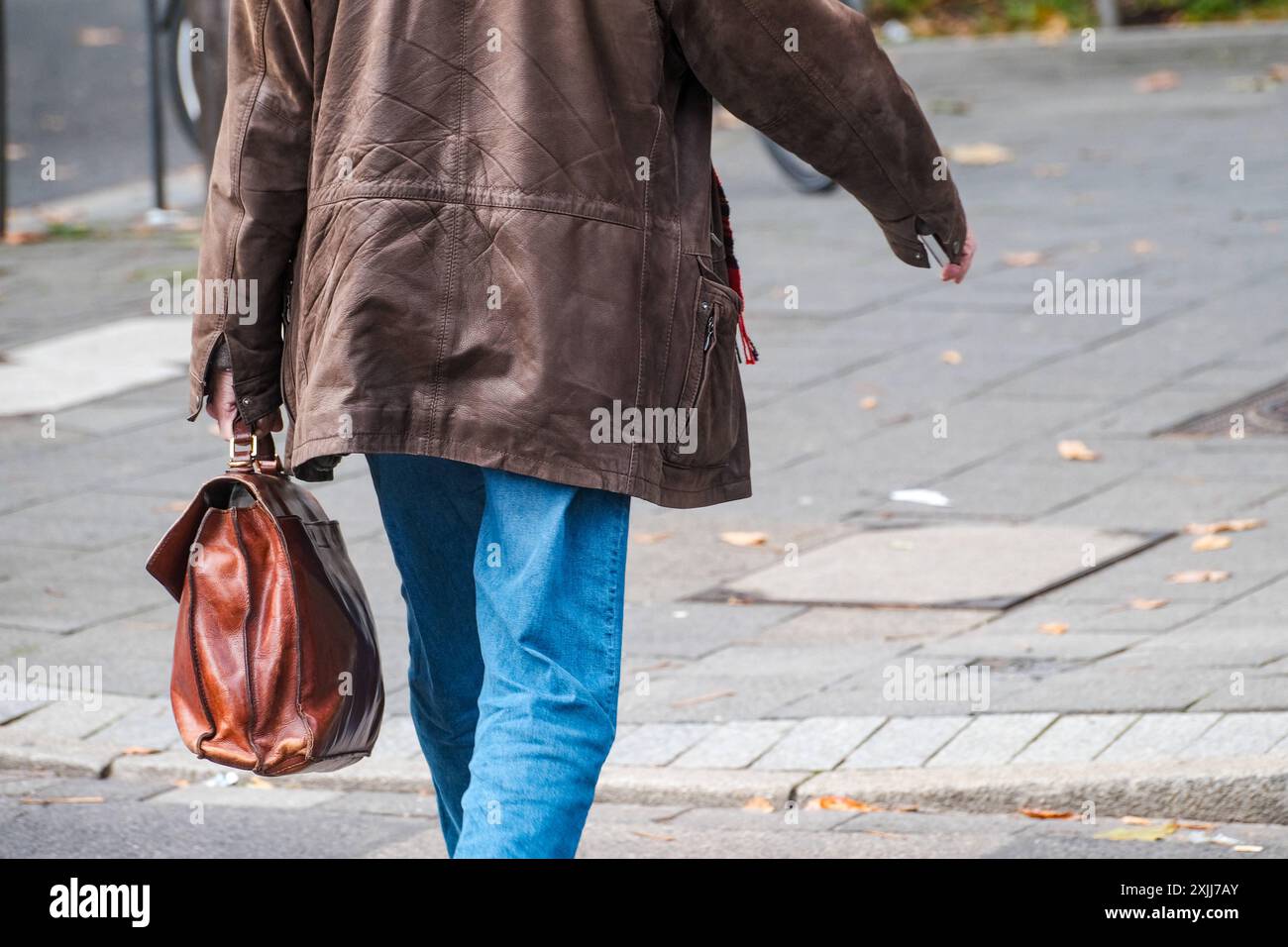 Düsseldorf 26.10.2023 Aktentasche Ledertasche Kunstledertasche Interview Büroarbeiter Büroangestellter Angestellter Beamter Beamter öffentlicher Dienst ITler Laptoptasche Notebooktasche Aussendienstler Kilometerpauschale Pendlerpauschale Dienstwagen Dienstwagensteuer Pendler Gehaltsprämie Bürohengst Vorstellungsgespräch Job-Interview Stoffhose Lederschuhe Ledersohle Schuster Cordjacke Homeoffice Home-Office Ehegattensplitting Steuersplitting Einkommenssteuer Arbeitsvertrag Arbeitslosengeld Arbeitsgeld Düsseldorf Vollbeschäftigung Arbeitsgeld Arbeitsgeld Arbeitsgeld Düsseldorf Arbeitsamt Arbeitsgeld Arbeitsgeld Arbeitsgeld Düsseldorf Stockfoto