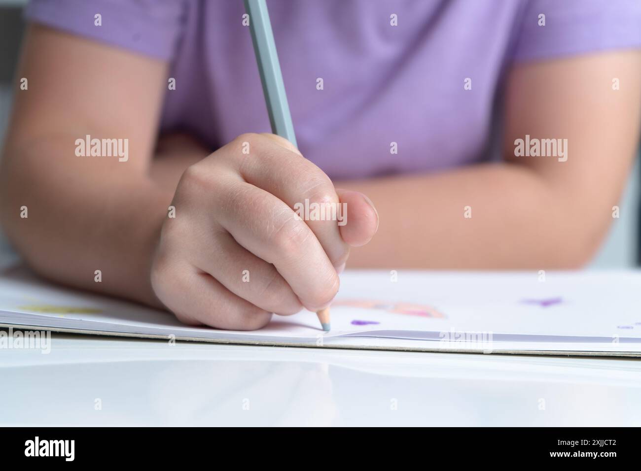 Hand hält einen farbigen Bleistift Stockfoto