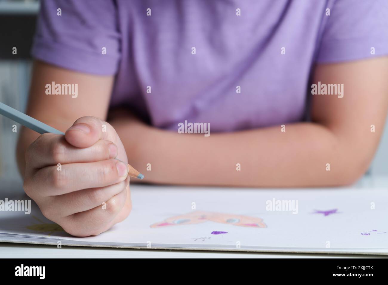 Hand hält einen farbigen Bleistift Stockfoto
