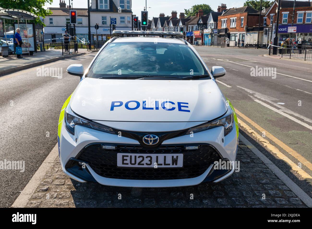 Hamlet Court Road, Westcliff on Sea, Essex, Großbritannien. Juli 2024. Die Polizei hat einen 55-jährigen Mann, Barry Mooney, wegen des Verdachts des Mordes nach dem Tod einer Person nach einer Auseinandersetzung in Westcliff, im Stadtteil Southend on Sea, verhaftet. Eine andere Person wird im Krankenhaus wegen schwerer Verletzungen behandelt, nach dem Ereignis, das gegen 18 Uhr am Donnerstag stattfand. Am Tatort, an dem auch ein forensisches Untersuchungszelt errichtet wurde, ist eine Polizeikordon vorhanden. Die Polizei ruft Zeugen auf. Das tote Opfer wurde Gary Hindle genannt Stockfoto