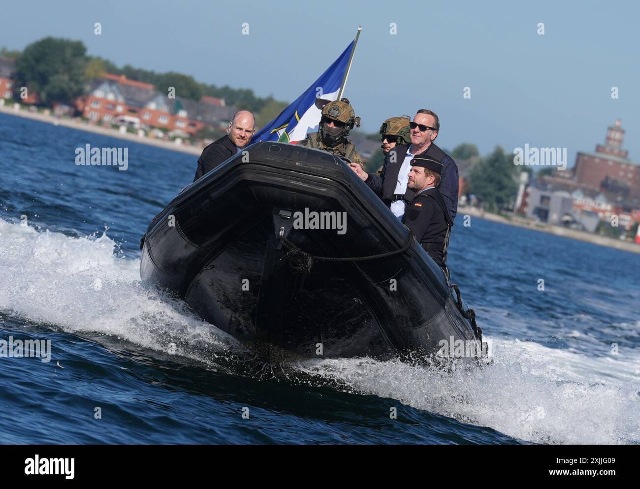 19. Juli 2024, Schleswig-Holstein, Eckernförde: Bundesverteidigungsminister Boris Pistorius (SPD) fährt mit einem Schlauchboot zum U-Boot der U31-Klasse 212A in die Ostsee. Pistorius hat den Marinestützpunkt besucht. Foto: Marcus Brandt/dpa Stockfoto