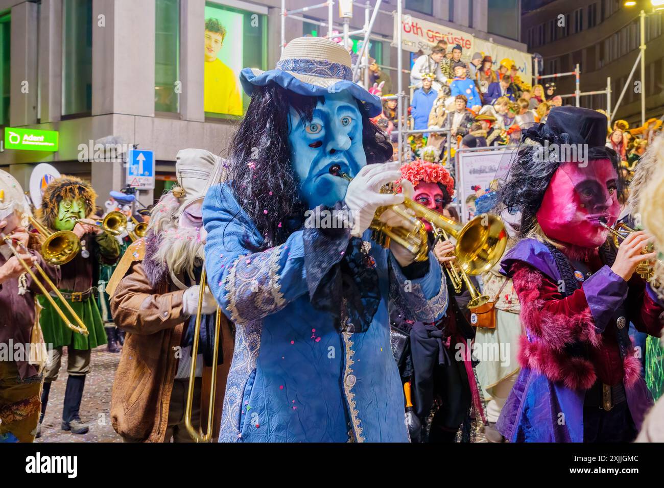 Luzern, Schweiz - 21. Februar 2023: Musiker in Kostümen marschieren auf den Straßen, Teil der letzten Nachtparade des Fasnacht-Karnevals, Stockfoto