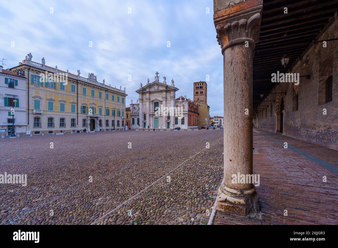 Mantua, Italien - 27. Februar 2023: Blick auf die Piazza Sordello, mit lokalen Denkmälern und Unternehmen, Einheimischen und Besuchern, in Mantua (Mantova), Lombar Stockfoto
