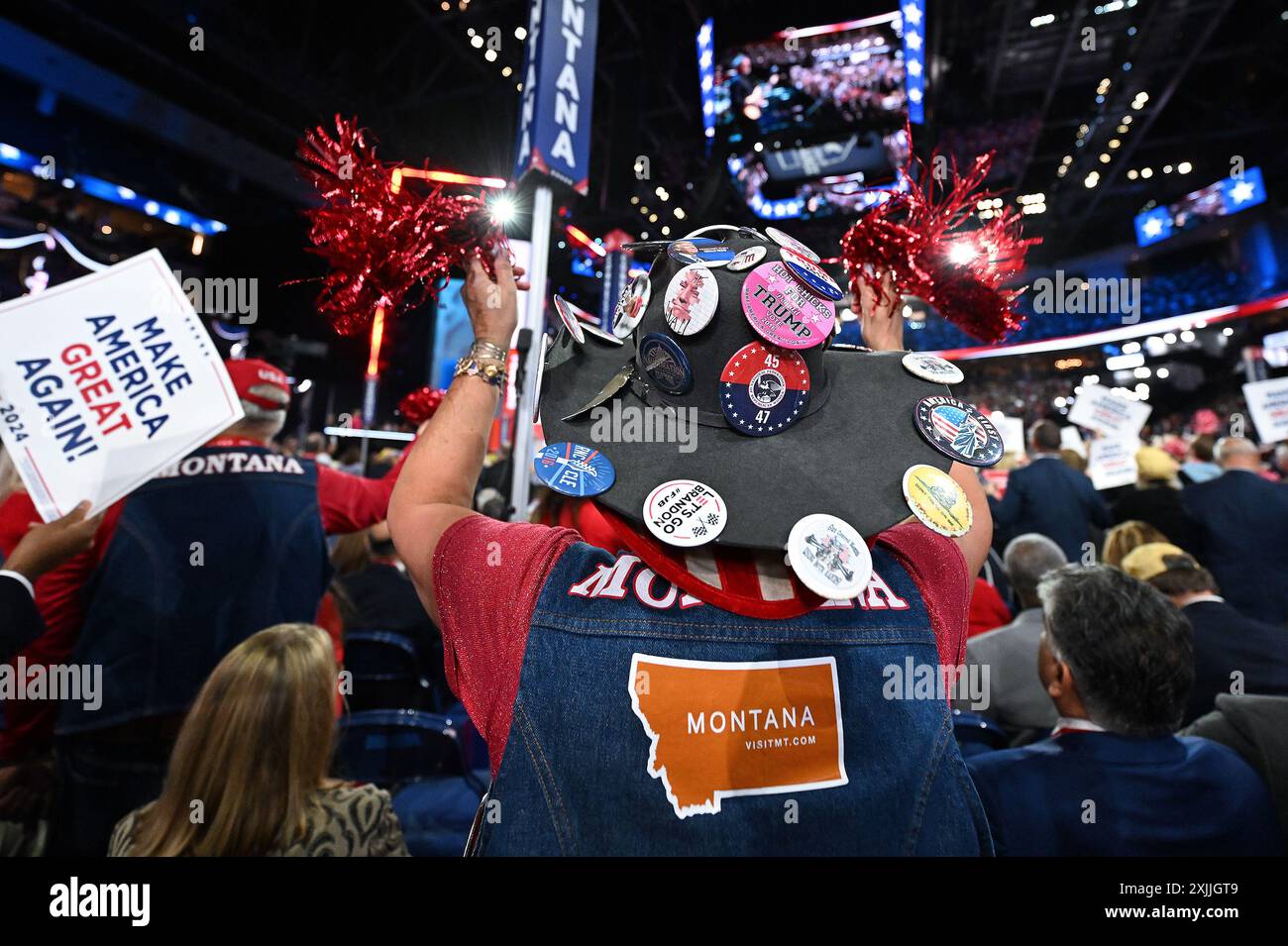 Milwaukee, USA. Juli 2024. Ein Delegierter aus Montana jubelte während der Reden am vierten und letzten Tag der Republican National Convention (RNC) 2024 im Fiserv Forum in Milwaukee, Wiss., 18. Juli 2024. (Foto: Anthony Behar/SIPA USA) Credit: SIPA USA/Alamy Live News Stockfoto