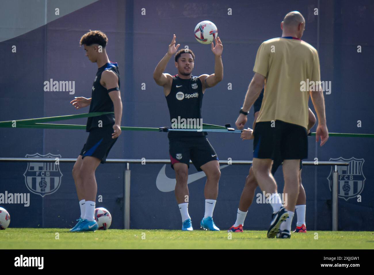 Vitor Roque (FC Barcelona) kontrolliert den Ball während eines Trainings des FC Barcelona am 19. Juli 2024 im Ciutat Esportiva Joan Gamper in Barcelona. Foto von Felipe Mondino Stockfoto