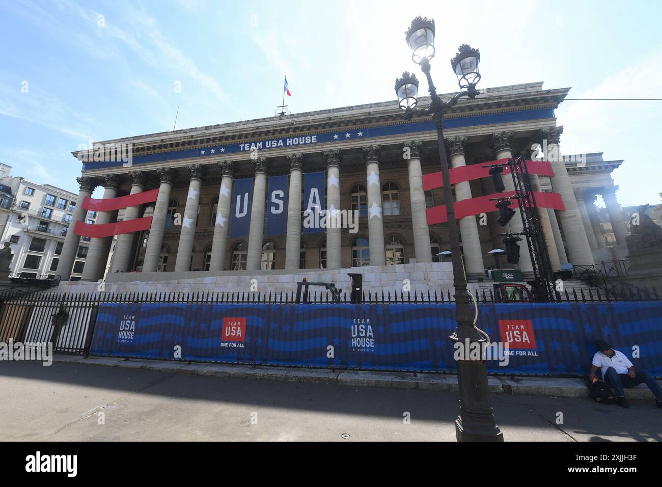 Außenansicht des Palais Brongniart am 18. Juli 2024 in Paris, Frankreich. Das Team USA House für die Olympischen und Paralympischen Spiele 2024 in Paris befindet sich im Palais Brongniart im zweiten Arrondissement der Stadt. Die historische Pariser Börse soll den Fans eine „Heimatbasis“ bieten, um die US-amerikanischen Athleten in der französischen Hauptstadt zu unterstützen. Sportlerauftritte, Gelegenheiten zur Beobachtung von Spielen, amerikanische und Pariser inspirierte Speisen und Getränke sowie ein Team USA-Shop werden im House, einem rechteckigen neoklassizistischen römischen Tempel mit einer riesigen korinthischen Kolonnade, angeboten Stockfoto