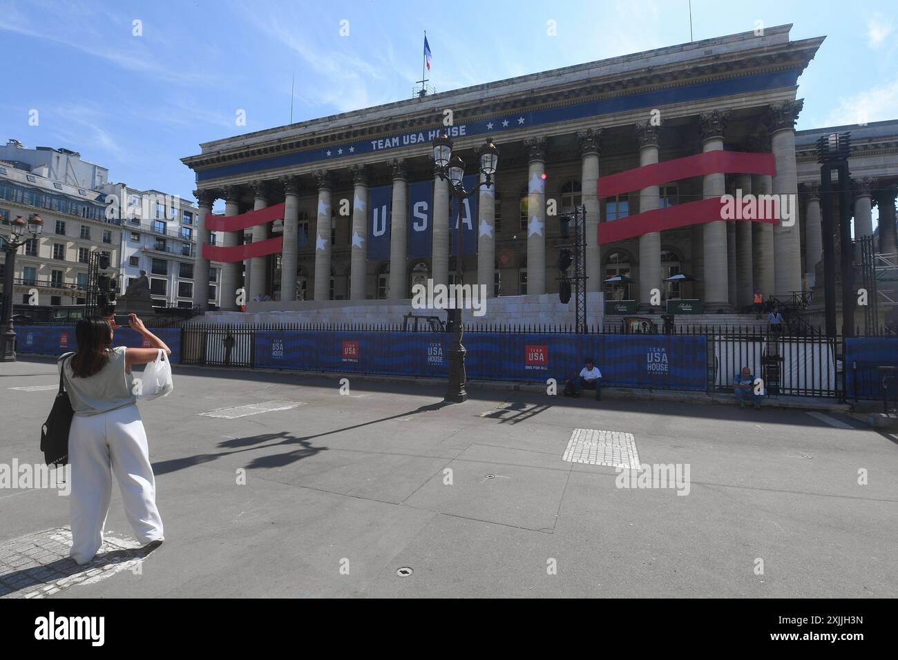Außenansicht des Palais Brongniart am 18. Juli 2024 in Paris, Frankreich. Das Team USA House für die Olympischen und Paralympischen Spiele 2024 in Paris befindet sich im Palais Brongniart im zweiten Arrondissement der Stadt. Die historische Pariser Börse soll den Fans eine „Heimatbasis“ bieten, um die US-amerikanischen Athleten in der französischen Hauptstadt zu unterstützen. Sportlerauftritte, Gelegenheiten zur Beobachtung von Spielen, amerikanische und Pariser inspirierte Speisen und Getränke sowie ein Team USA-Shop werden im House, einem rechteckigen neoklassizistischen römischen Tempel mit einer riesigen korinthischen Kolonnade, angeboten Stockfoto