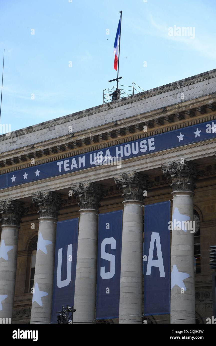 Außenansicht des Palais Brongniart am 18. Juli 2024 in Paris, Frankreich. Das Team USA House für die Olympischen und Paralympischen Spiele 2024 in Paris befindet sich im Palais Brongniart im zweiten Arrondissement der Stadt. Die historische Pariser Börse soll den Fans eine „Heimatbasis“ bieten, um die US-amerikanischen Athleten in der französischen Hauptstadt zu unterstützen. Sportlerauftritte, Gelegenheiten zur Beobachtung von Spielen, amerikanische und Pariser inspirierte Speisen und Getränke sowie ein Team USA-Shop werden im House, einem rechteckigen neoklassizistischen römischen Tempel mit einer riesigen korinthischen Kolonnade, angeboten Stockfoto