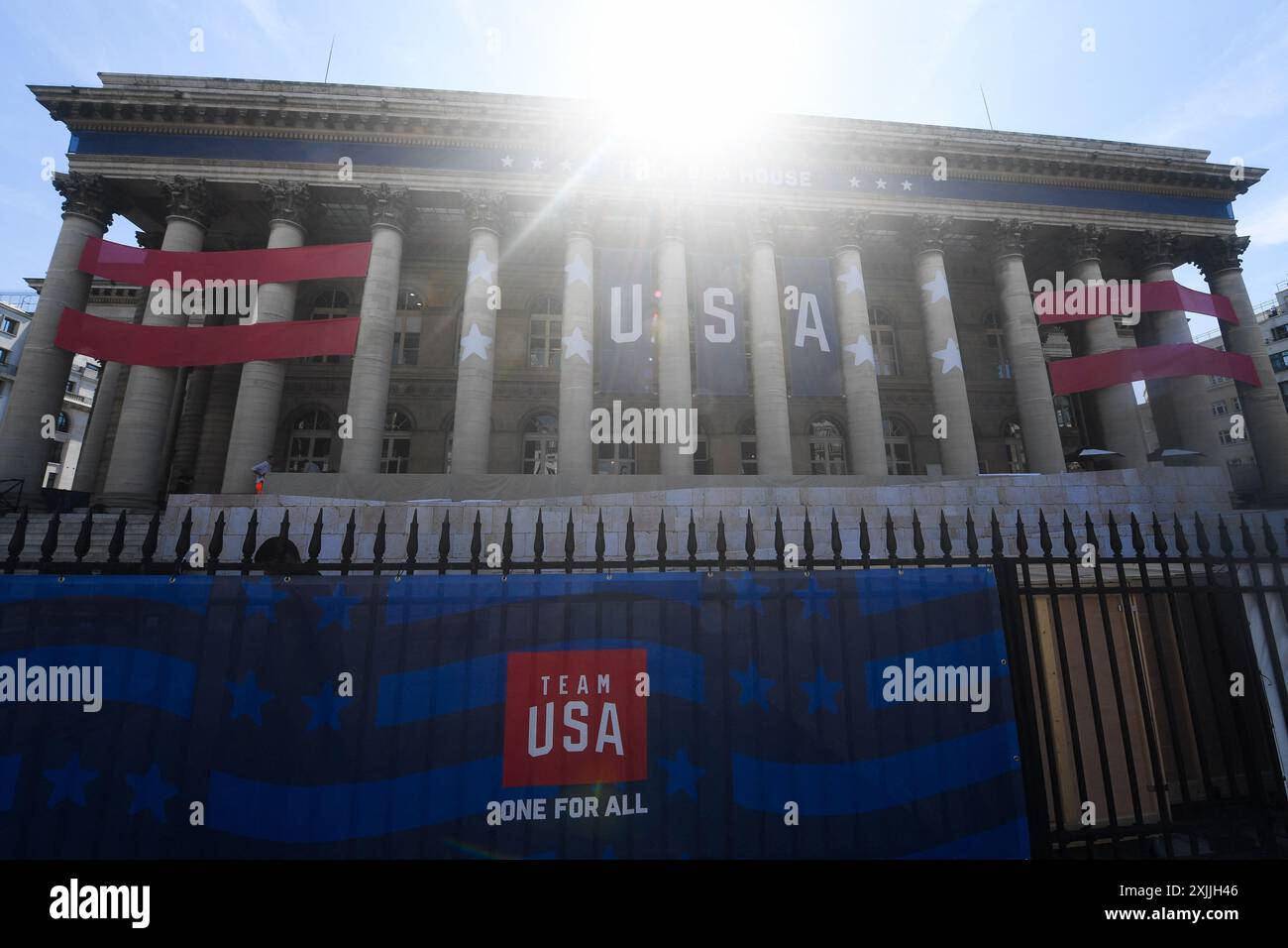 Außenansicht des Palais Brongniart am 18. Juli 2024 in Paris, Frankreich. Das Team USA House für die Olympischen und Paralympischen Spiele 2024 in Paris befindet sich im Palais Brongniart im zweiten Arrondissement der Stadt. Die historische Pariser Börse soll den Fans eine „Heimatbasis“ bieten, um die US-amerikanischen Athleten in der französischen Hauptstadt zu unterstützen. Sportlerauftritte, Gelegenheiten zur Beobachtung von Spielen, amerikanische und Pariser inspirierte Speisen und Getränke sowie ein Team USA-Shop werden im House, einem rechteckigen neoklassizistischen römischen Tempel mit einer riesigen korinthischen Kolonnade, angeboten Stockfoto