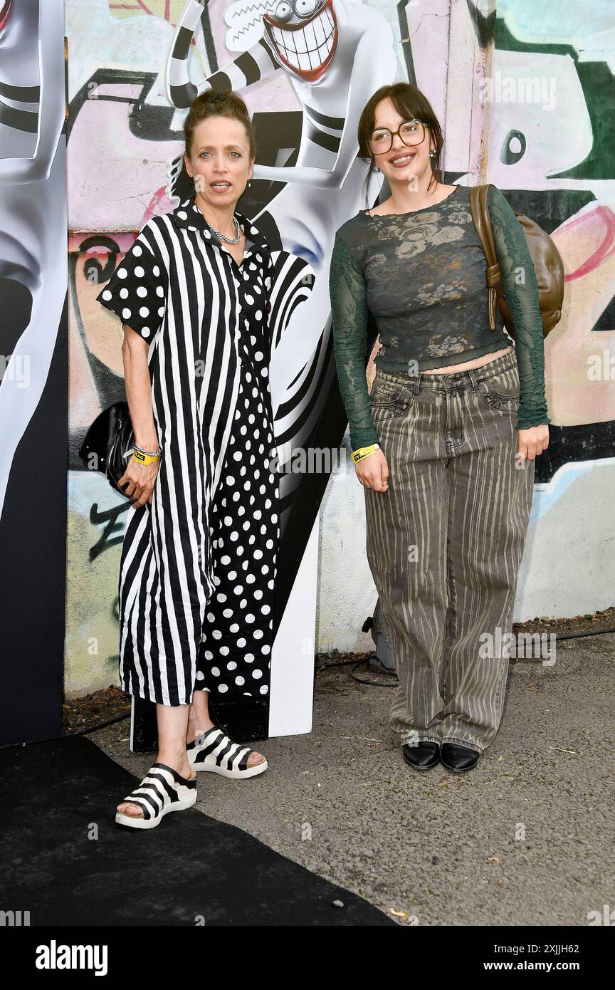 Anna Thalbach mit Tochter Nellie Thalbach bei der Premiere der internationalen Ausstellung Tim Burton s Labyrinth in der Radsetzerei auf dem RAW-Gelände. Berlin, 18.07.2024 *** Anna Thalbach mit Tochter Nellie Thalbach bei der Premiere der internationalen Ausstellung Tim Burton s Labyrinth in der Radsetzerei auf dem ROHGELÄNDE Berlin, 18 07 2024 Foto:Xn.xKubelkax/xFuturexImagex Labyrinth 4721 Stockfoto