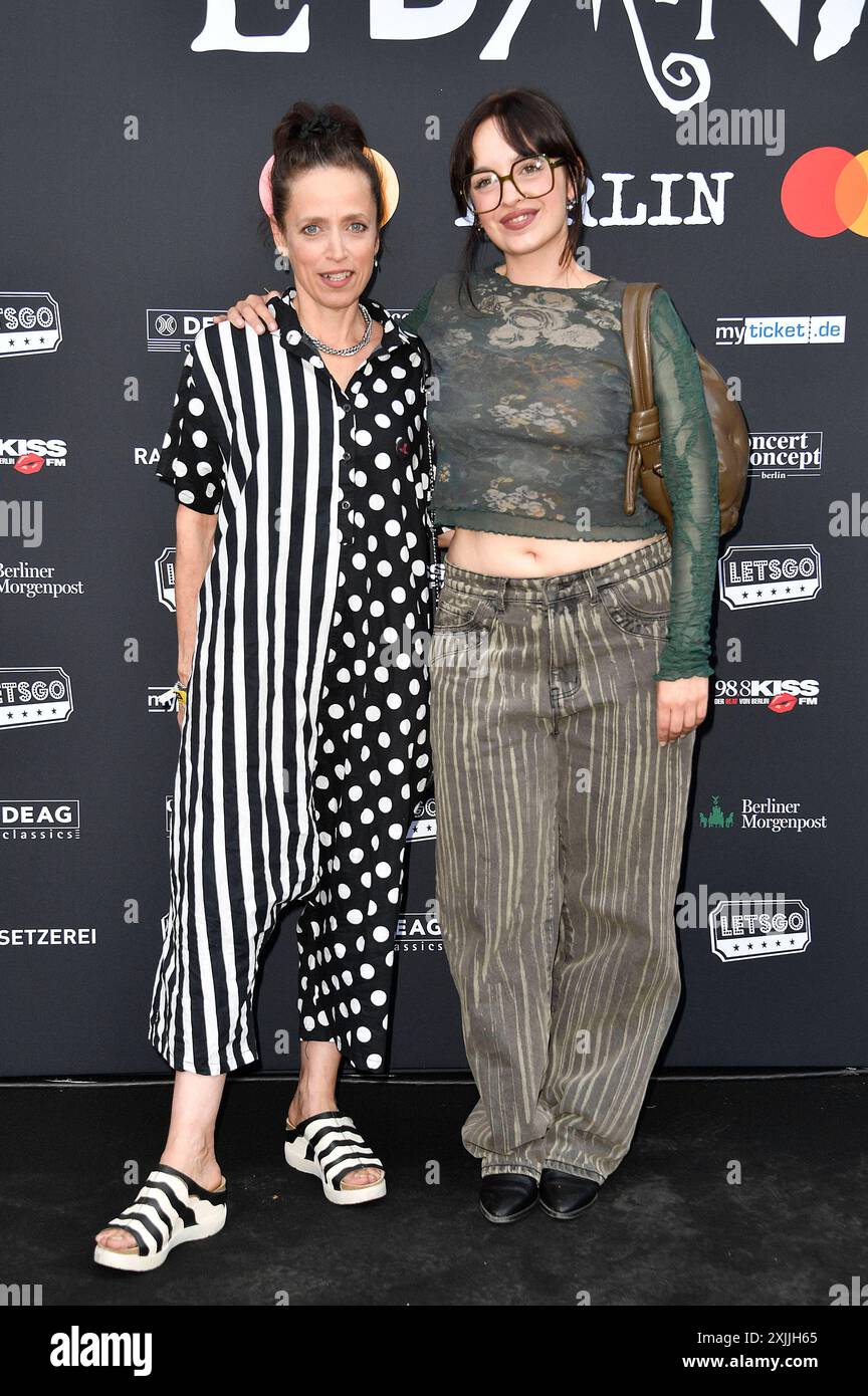 Anna Thalbach mit Tochter Nellie Thalbach bei der Premiere der internationalen Ausstellung Tim Burton s Labyrinth in der Radsetzerei auf dem RAW-Gelände. Berlin, 18.07.2024 *** Anna Thalbach mit Tochter Nellie Thalbach bei der Premiere der internationalen Ausstellung Tim Burton s Labyrinth in der Radsetzerei auf dem ROHGELÄNDE Berlin, 18 07 2024 Foto:Xn.xKubelkax/xFuturexImagex Labyrinth 4724 Stockfoto