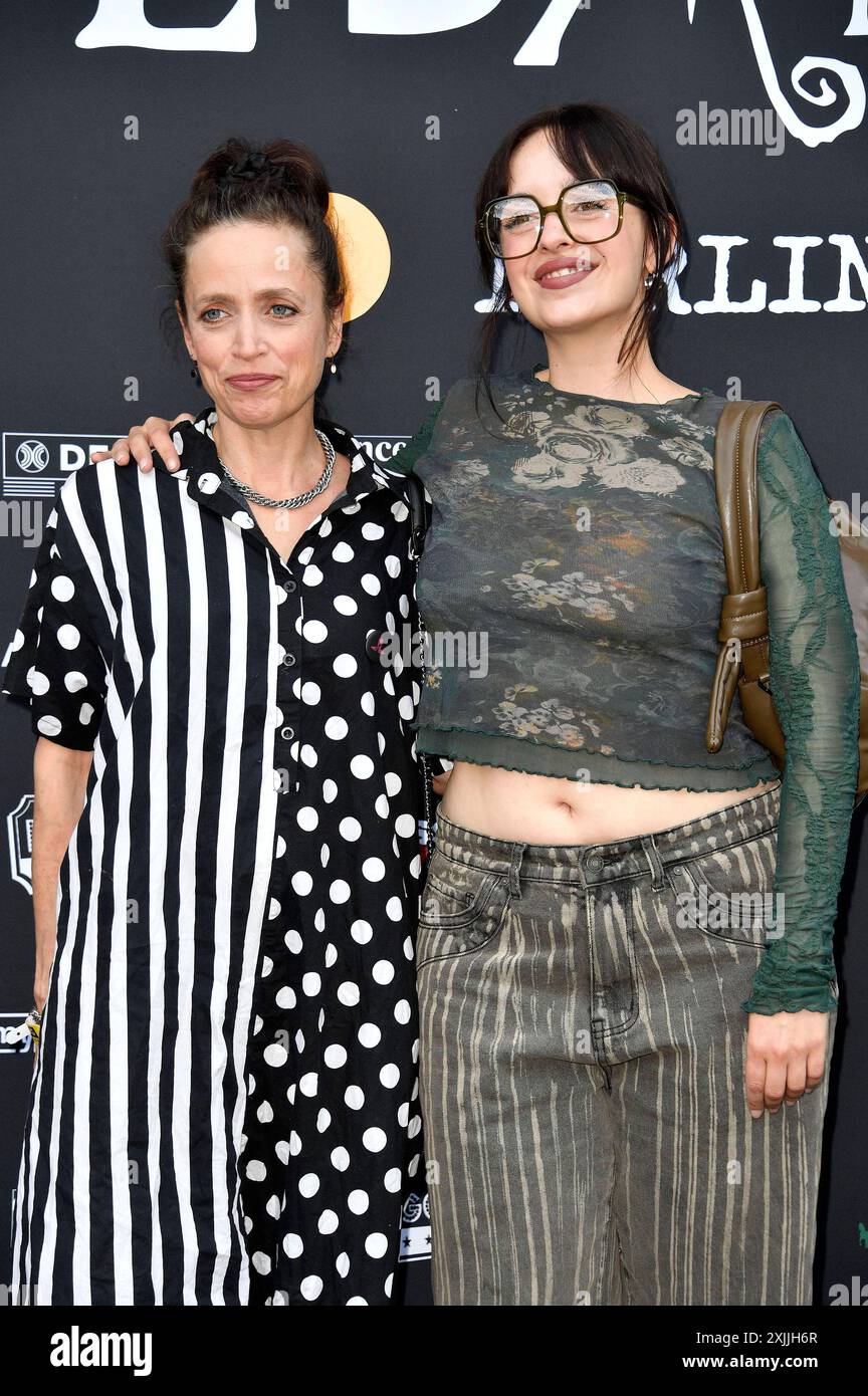 Anna Thalbach mit Tochter Nellie Thalbach bei der Premiere der internationalen Ausstellung Tim Burton s Labyrinth in der Radsetzerei auf dem RAW-Gelände. Berlin, 18.07.2024 *** Anna Thalbach mit Tochter Nellie Thalbach bei der Premiere der internationalen Ausstellung Tim Burton s Labyrinth in der Radsetzerei auf dem ROHGELÄNDE Berlin, 18 07 2024 Foto:Xn.xKubelkax/xFuturexImagex Labyrinth 4725 Stockfoto