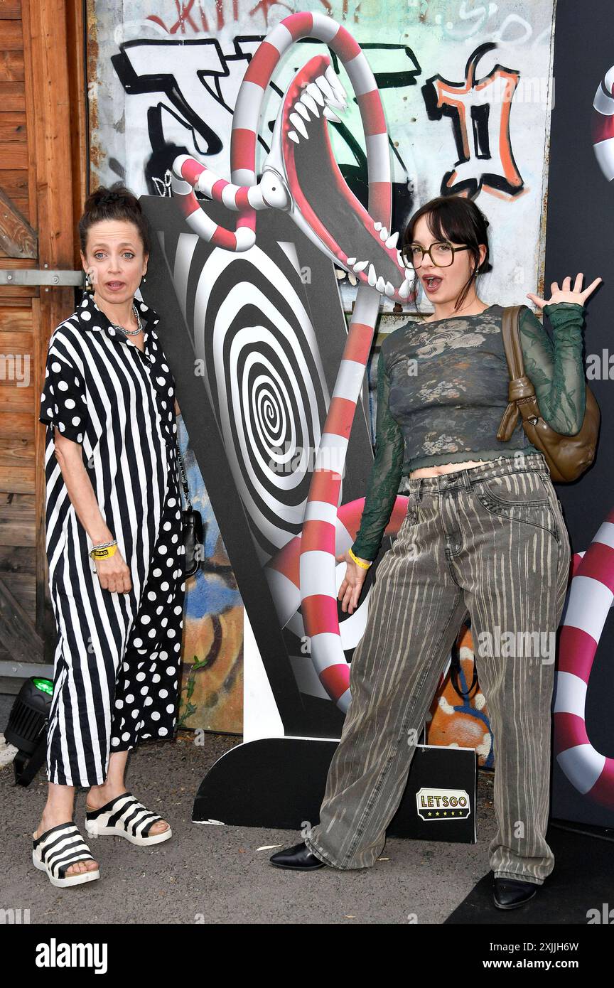 Anna Thalbach mit Tochter Nellie Thalbach bei der Premiere der internationalen Ausstellung Tim Burton s Labyrinth in der Radsetzerei auf dem RAW-Gelände. Berlin, 18.07.2024 *** Anna Thalbach mit Tochter Nellie Thalbach bei der Premiere der internationalen Ausstellung Tim Burton s Labyrinth in der Radsetzerei auf dem ROHGELÄNDE Berlin, 18 07 2024 Foto:Xn.xKubelkax/xFuturexImagex Labyrinth 4720 Stockfoto