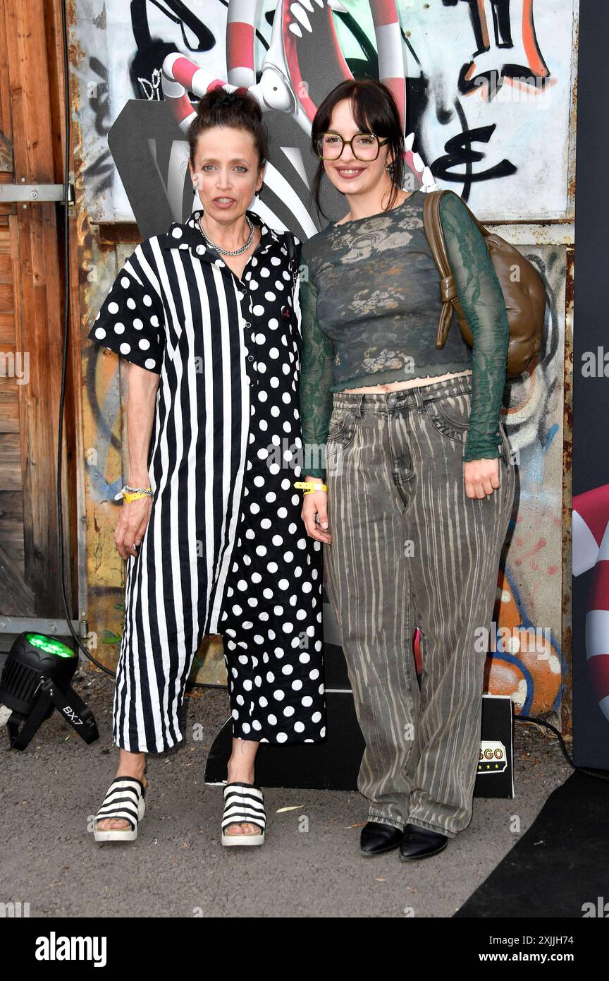 Anna Thalbach mit Tochter Nellie Thalbach bei der Premiere der internationalen Ausstellung Tim Burton s Labyrinth in der Radsetzerei auf dem RAW-Gelände. Berlin, 18.07.2024 *** Anna Thalbach mit Tochter Nellie Thalbach bei der Premiere der internationalen Ausstellung Tim Burton s Labyrinth in der Radsetzerei auf dem ROHGELÄNDE Berlin, 18 07 2024 Foto:Xn.xKubelkax/xFuturexImagex Labyrinth 4723 Stockfoto