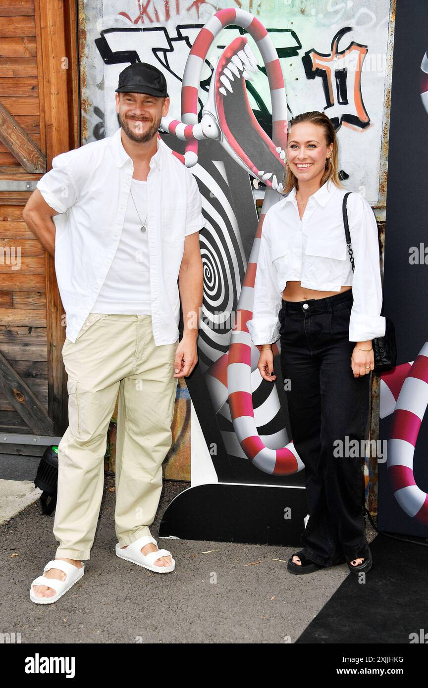 Frederic Heidorn und Sina Tkotsch bei der Premiere der internationalen Ausstellung Tim Burton s Labyrinth in der Radsetzerei auf dem RAW-Gelände. Berlin, 18.07.2024 *** Frederic Heidorn und Sina Tkotsch bei der Premiere der internationalen Ausstellung Tim Burton s Labyrinth in der Radsetzerei auf dem ROHGELÄNDE Berlin, 18 07 2024 Foto:Xn.xKubelkax/xFuturexImagex Labyrinth 4800 Stockfoto