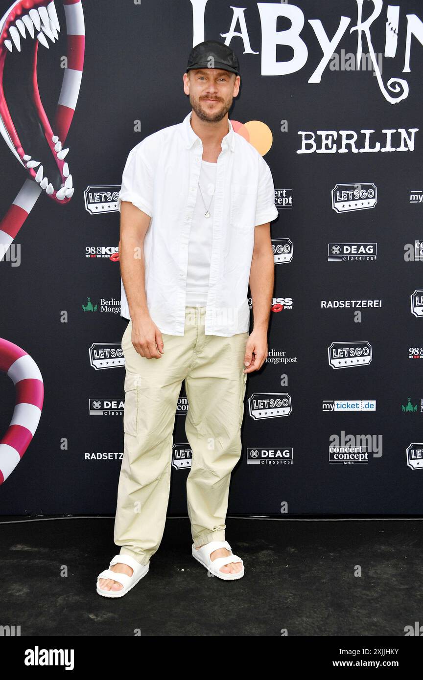 Frederic Heidorn bei der Premiere der internationalen Ausstellung Tim Burton s Labyrinth in der Radsetzerei auf dem RAW-Gelände. Berlin, 18.07.2024 *** Frederic Heidorn bei der Premiere der internationalen Ausstellung Tim Burton s Labyrinth in der Radsetzerei auf dem ROHGELÄNDE Berlin, 18 07 2024 Foto:Xn.xKubelkax/xFuturexImagex Labyrinth 4801 Stockfoto