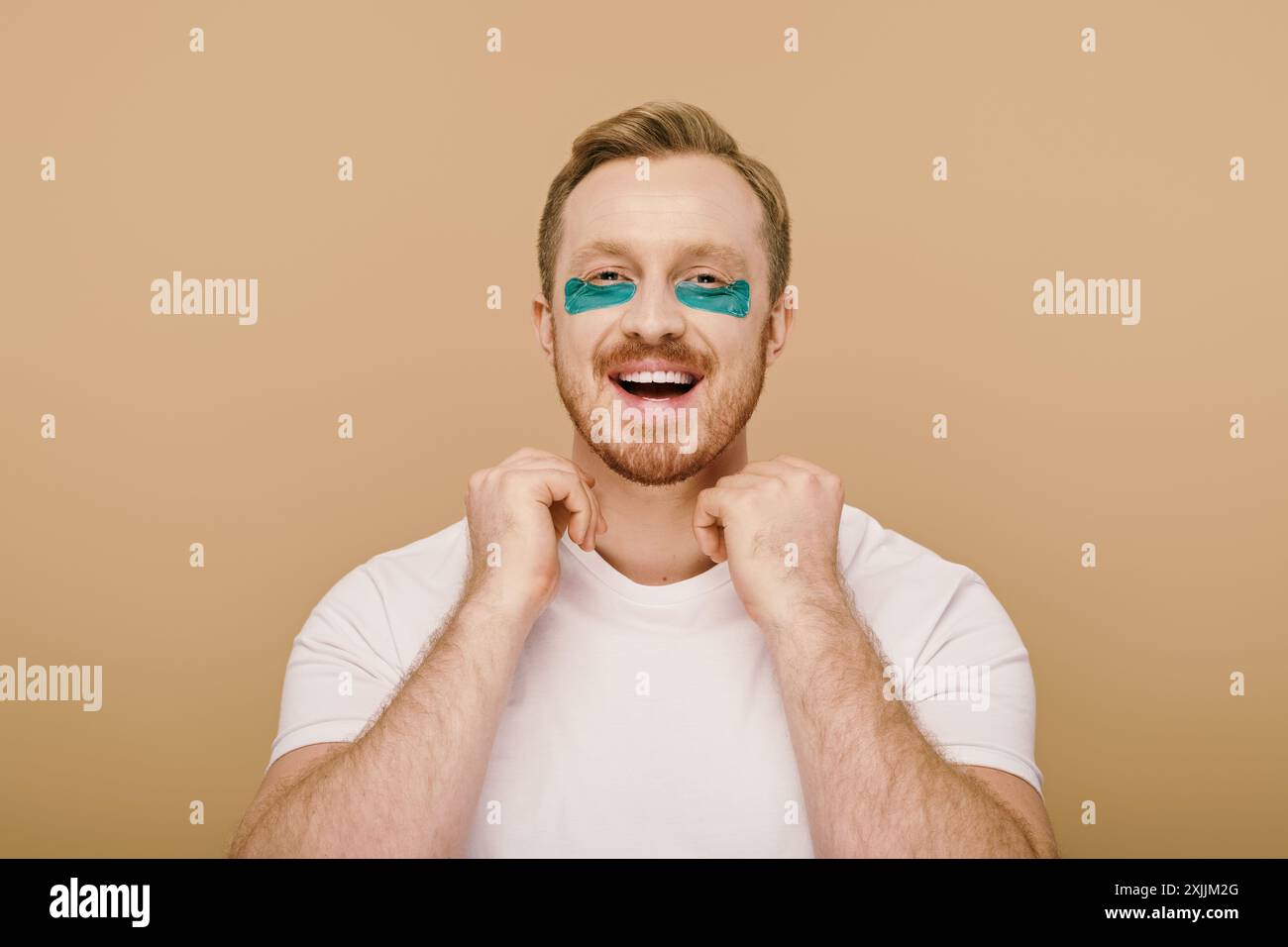 Ein bärtiger Mann mit blauen Augenflecken konzentrierte sich auf seine Hautpflege-Routine. Stockfoto