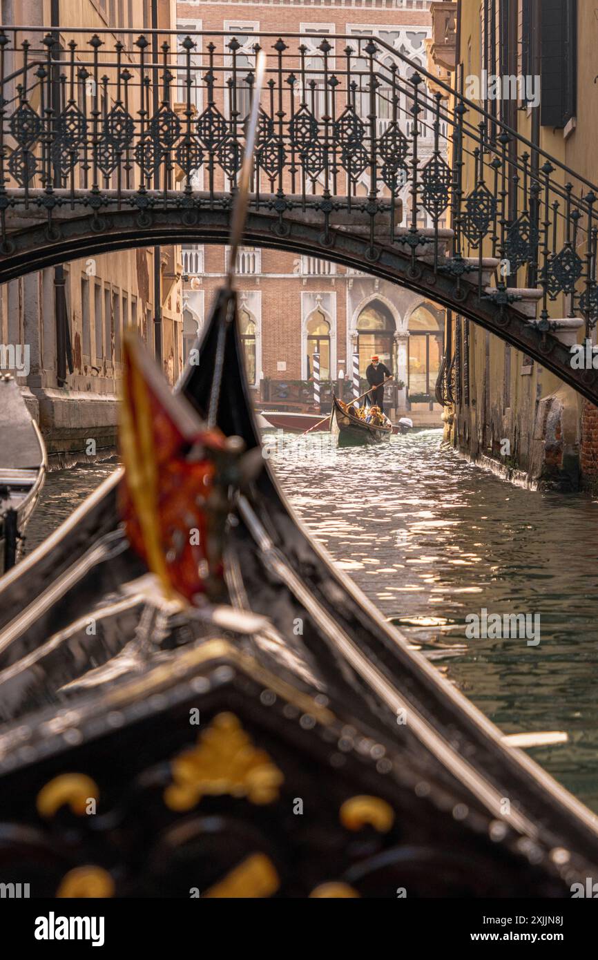 Touristen auf traditionellen Gondeln in den Kanälen, Venedig Stockfoto