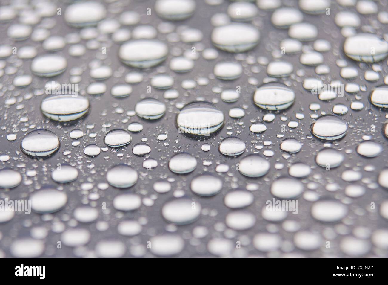 Wassertropfen auf klarem Glas mit dunklem Deckhintergrund. Geeignet für Design und Tapeten Stockfoto