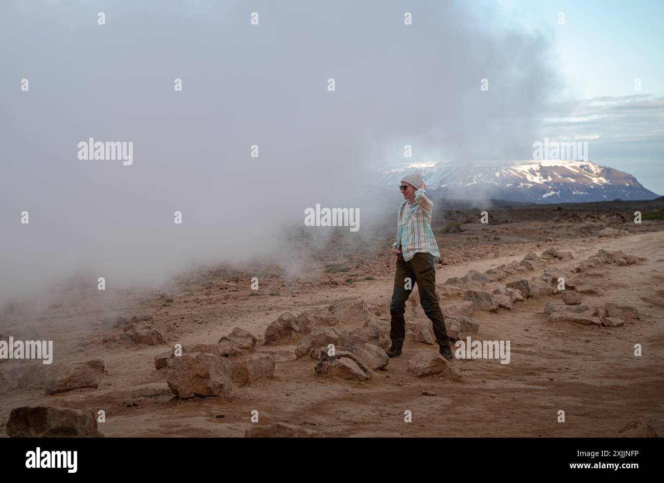 Junge Frau spaziert im Geothermiegebiet Myvatn, Island Stockfoto