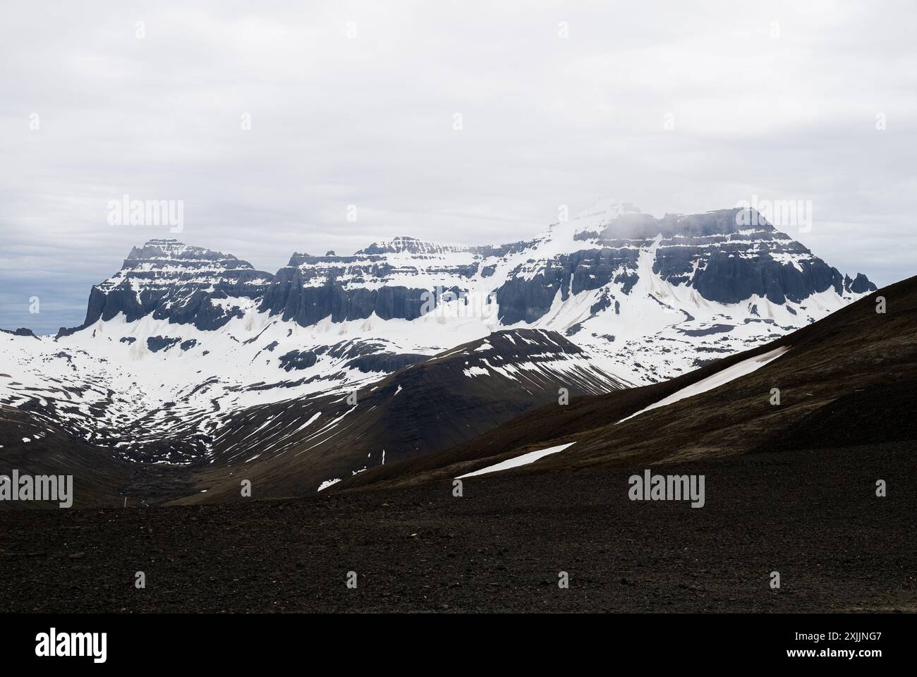 Atemberaubende Aussicht auf einen schneebedeckten Berg in Island Stockfoto