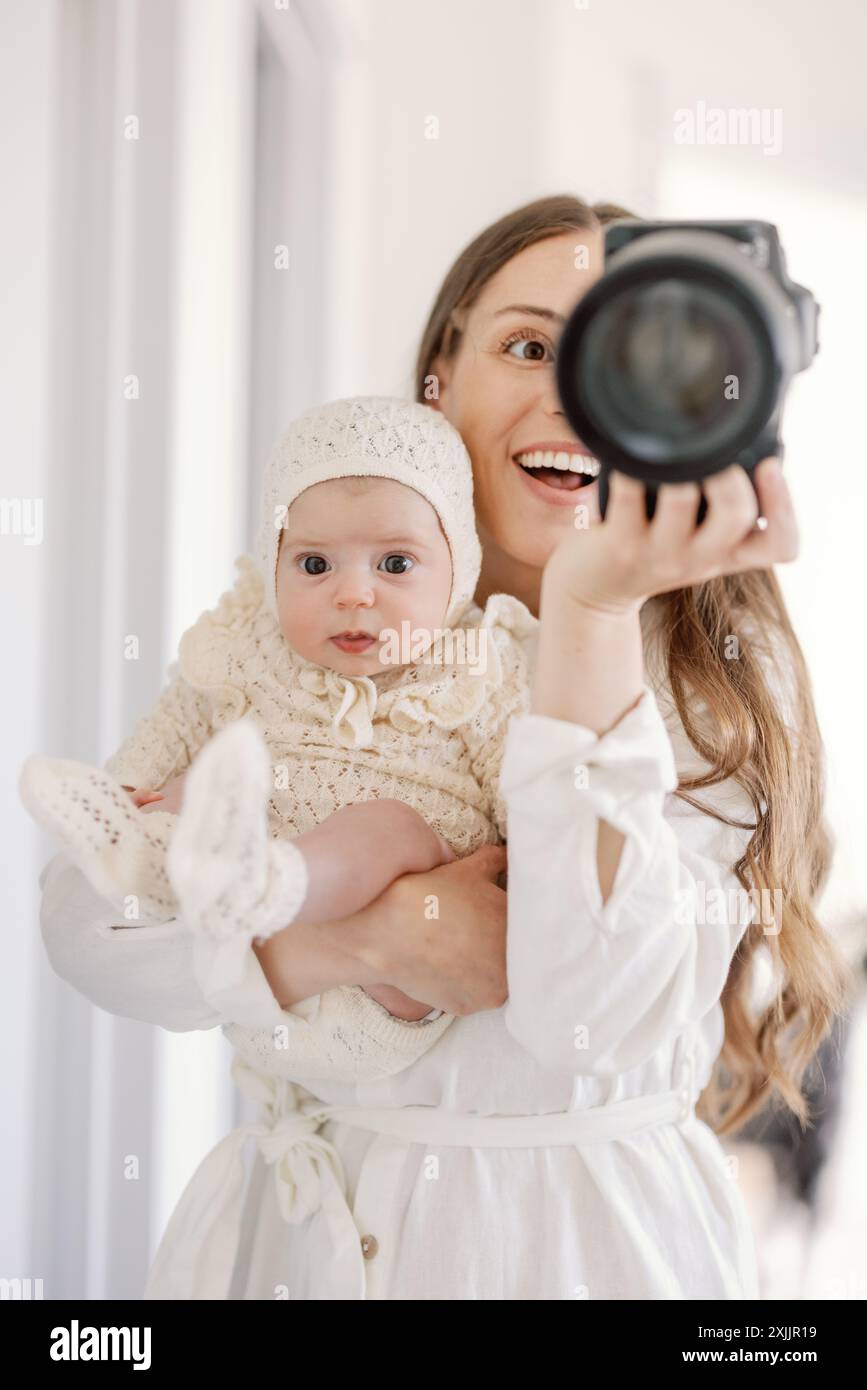 Mutter und Baby machen zu Hause ein freudiges Selfie Stockfoto